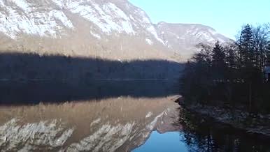 4k实拍雪山湖泊视频的预览图